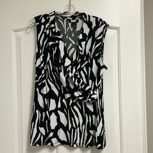 DKNY black/ white print top size XL